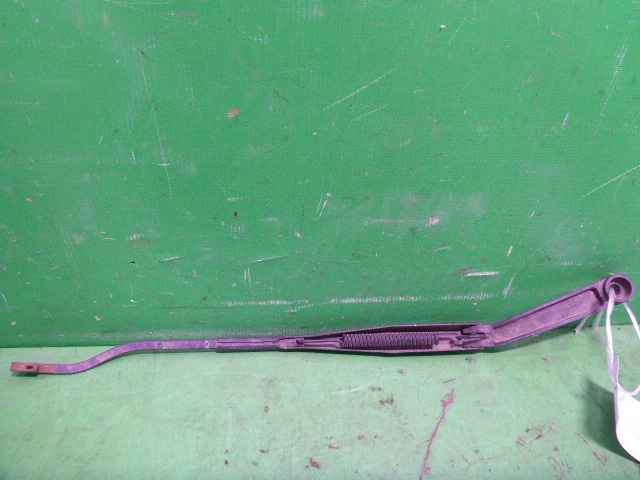 Поводок стеклоочистителя передний левый