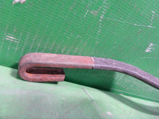 Поводок стеклоочистителя передний левый