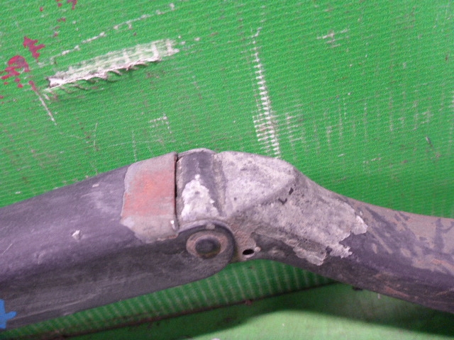 Поводок стеклоочистителя передний левый