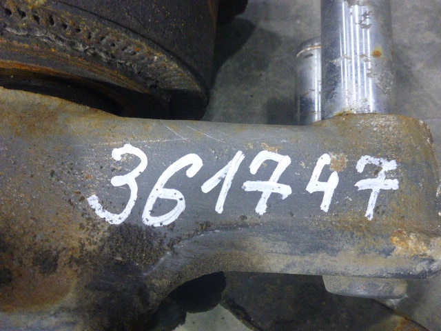 Кулак поворотный передний правый