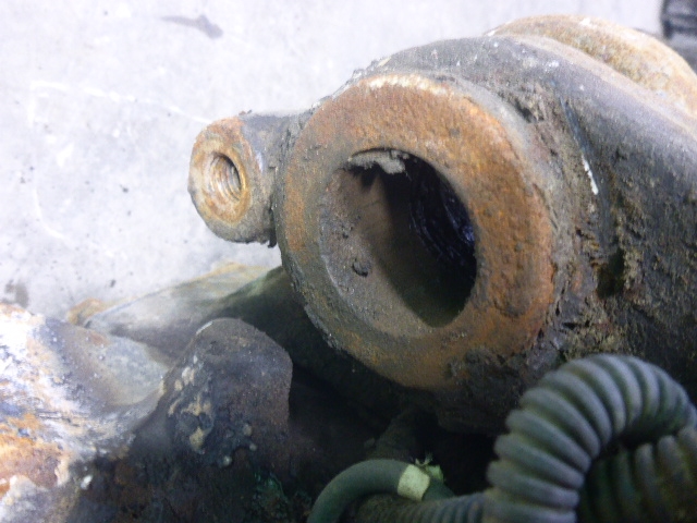 Кулак поворотный передний правый