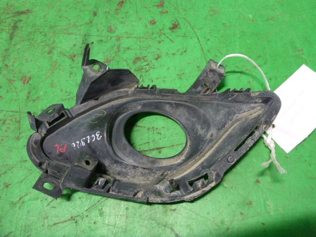 Рамка противотуманной фары левой