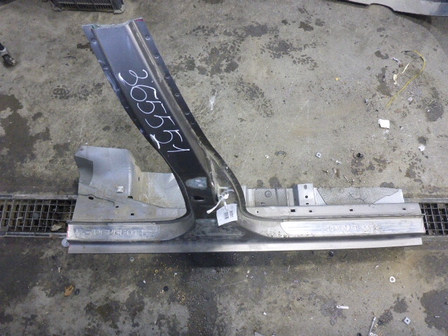 Порог со стойкой правый