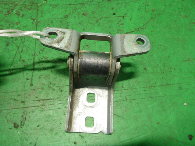 Петля двери передней правой верхняя