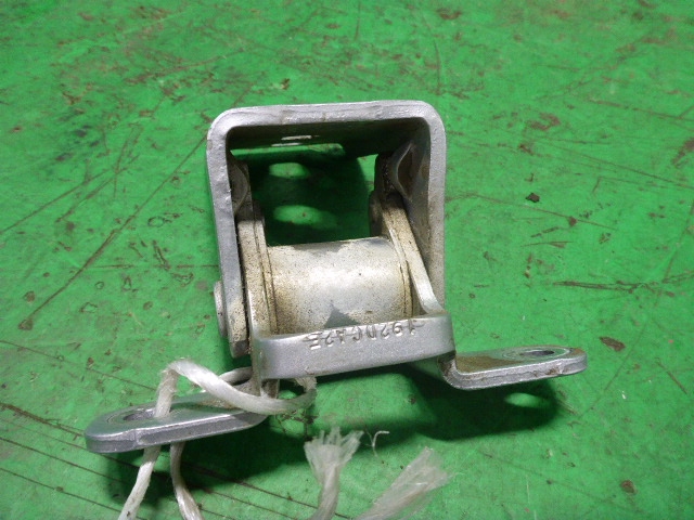 Петля двери передней правой верхняя