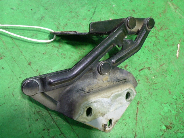 Петля капота левая