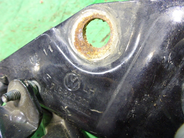 Петля капота левая