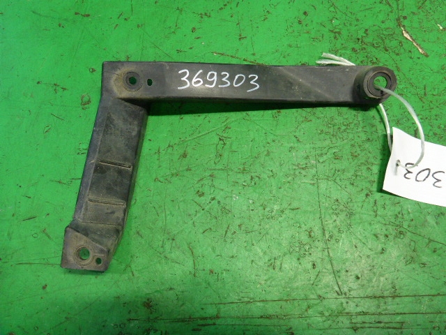 Кронштейн заднего бампера правый