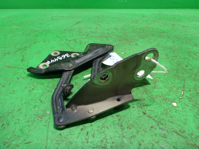 Петля капота правая