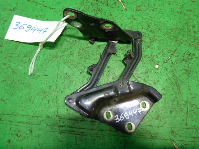 Петля капота правая