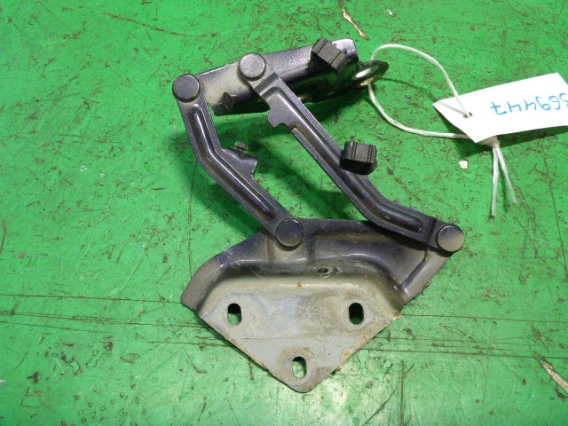 Петля капота правая