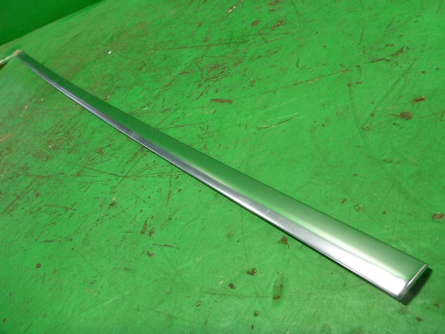 Накладка лобового стекла левая