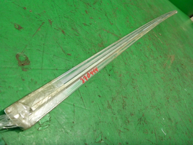 Накладка лобового стекла левая