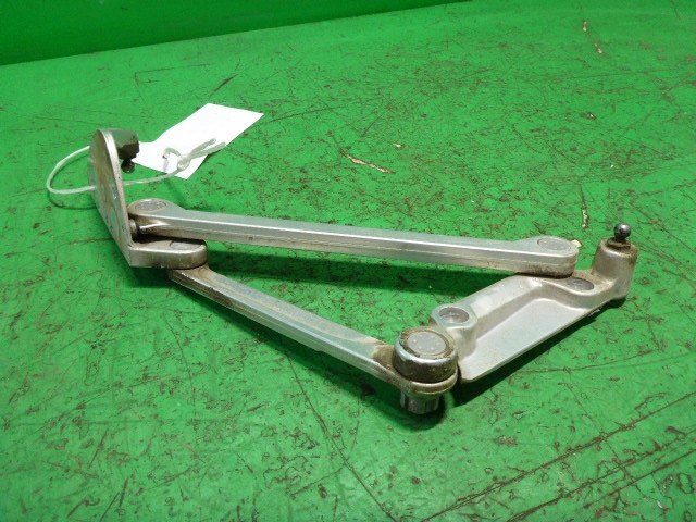 Петля крышки багажника