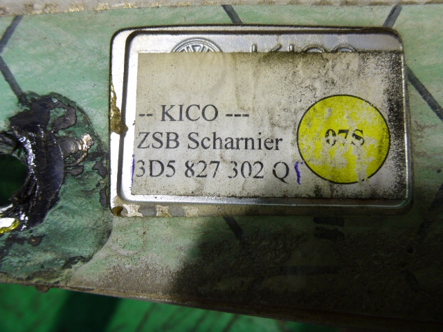 Петля крышки багажника