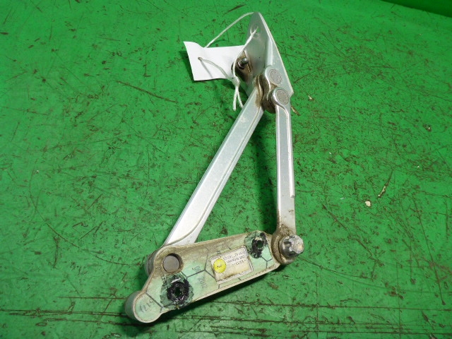 Петля крышки багажника