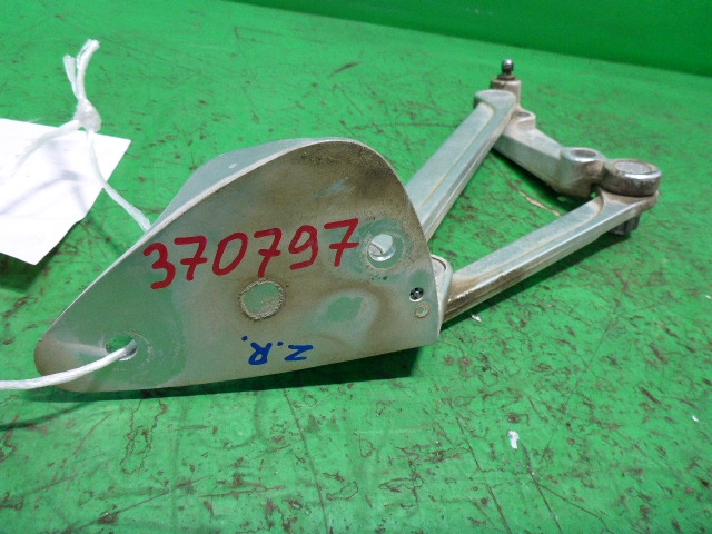 Петля крышки багажника