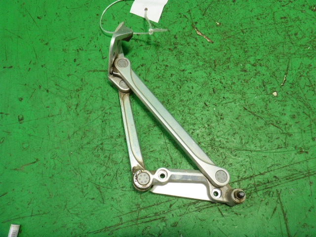 Петля крышки багажника