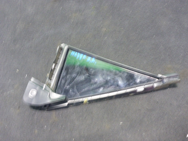 Стекло двери задней правой (форточка)