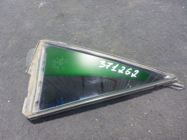 Стекло двери задней правой (форточка)