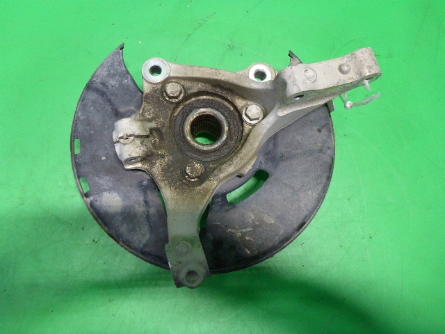 Кулак поворотный передний правый