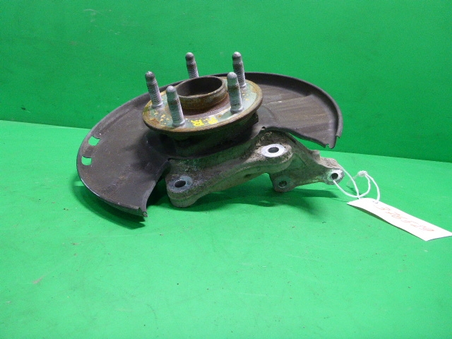 Кулак поворотный передний правый