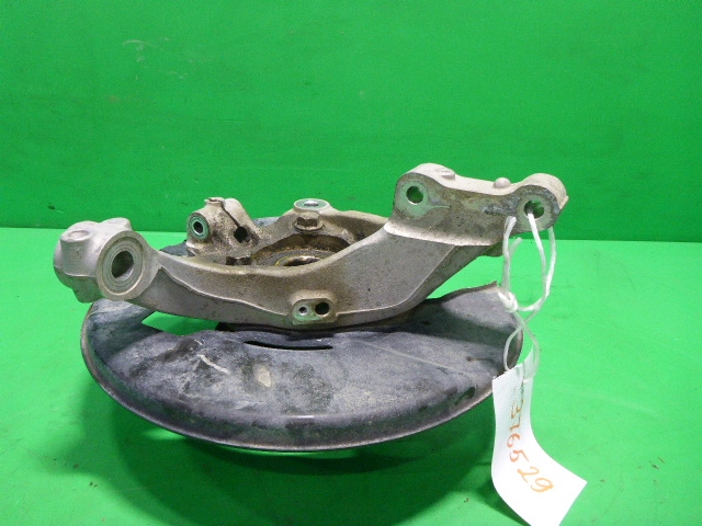 Кулак поворотный передний правый