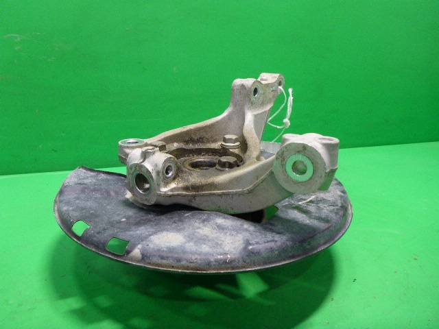 Кулак поворотный передний правый