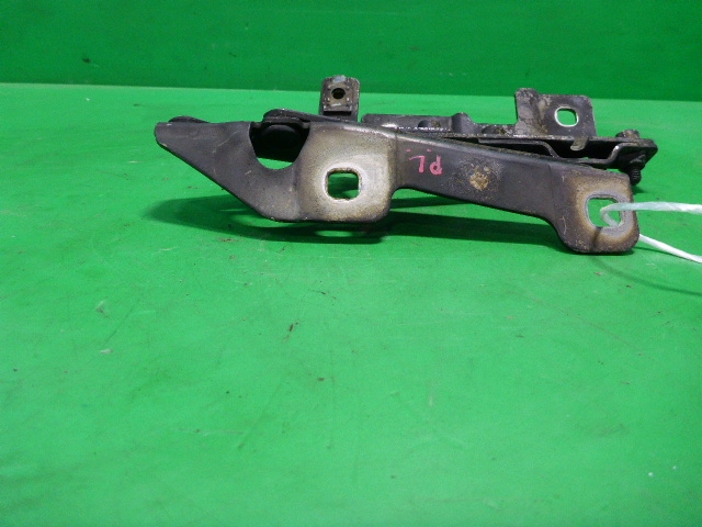 Петля капота левая