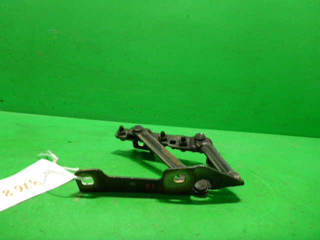 Петля капота левая