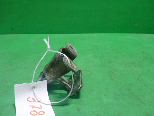 Петля двери багажника