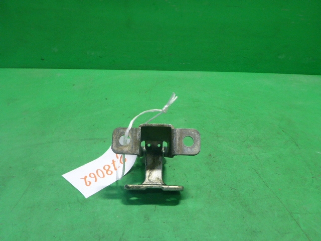 Петля двери багажника