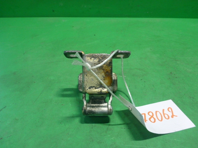 Петля двери багажника