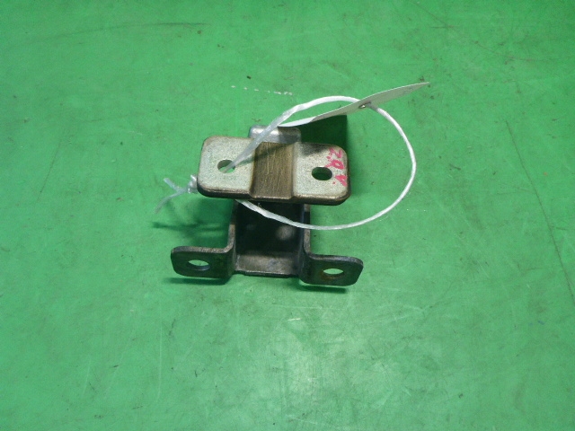 Петля двери багажника