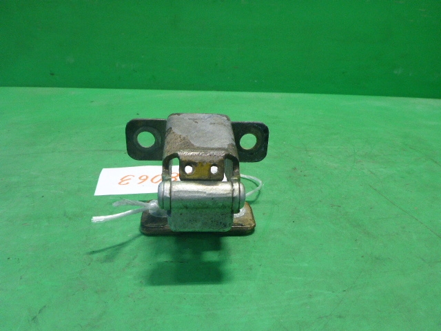 Петля двери багажника