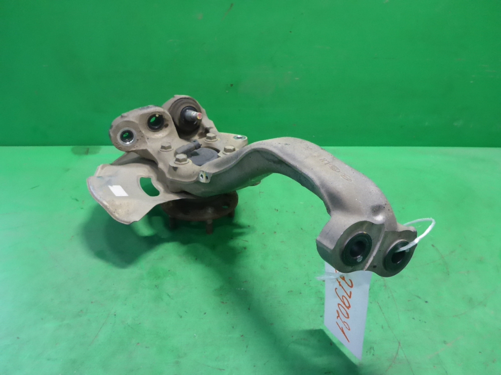 Кулак поворотный передний левый