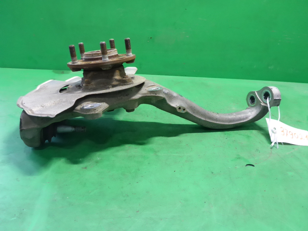 Кулак поворотный передний левый