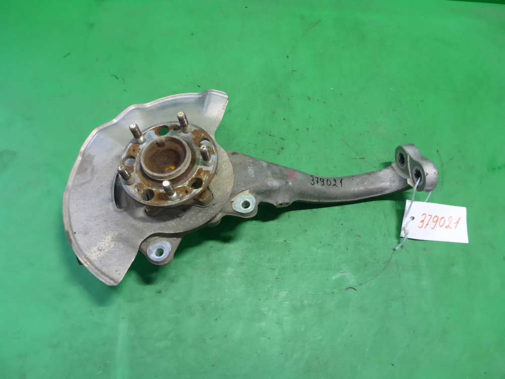 Кулак поворотный передний левый