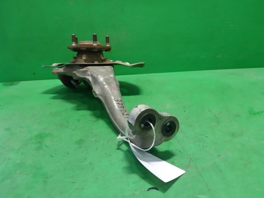 Кулак поворотный передний левый