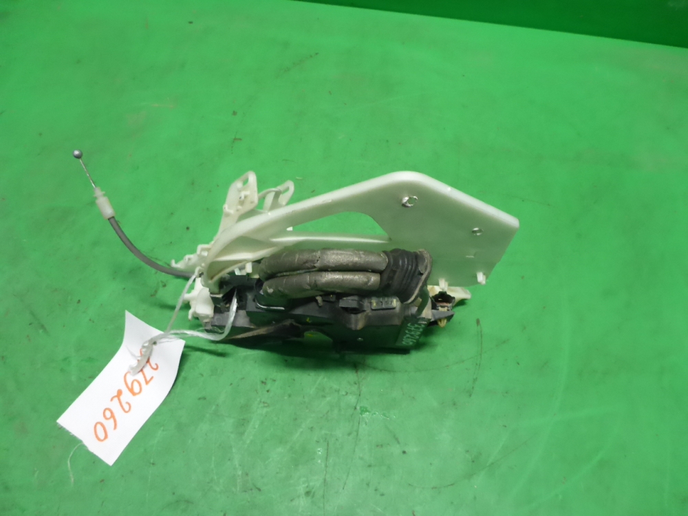 Замок двери задней левой