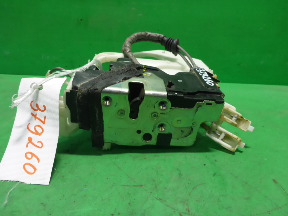 Замок двери задней левой