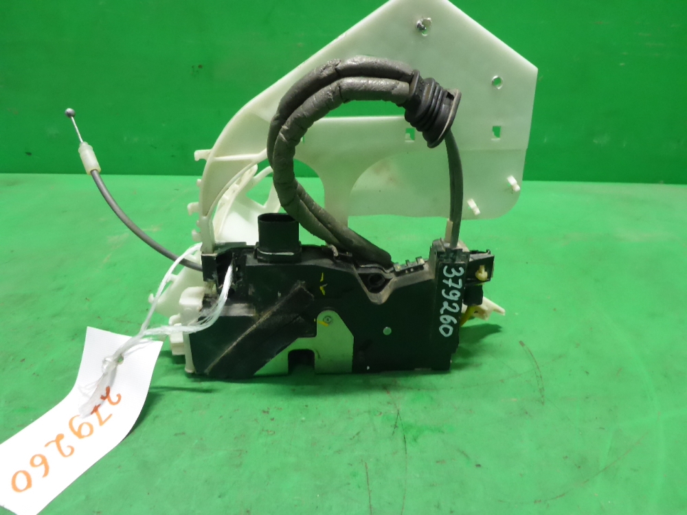 Замок двери задней левой