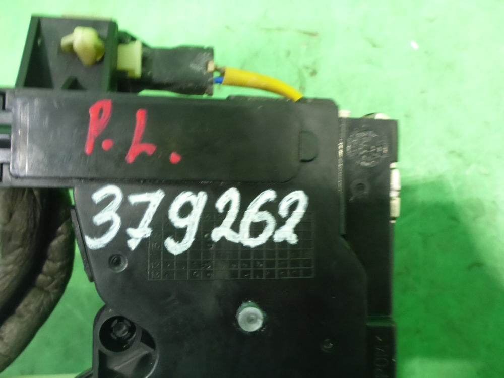 Замок двери передней левой