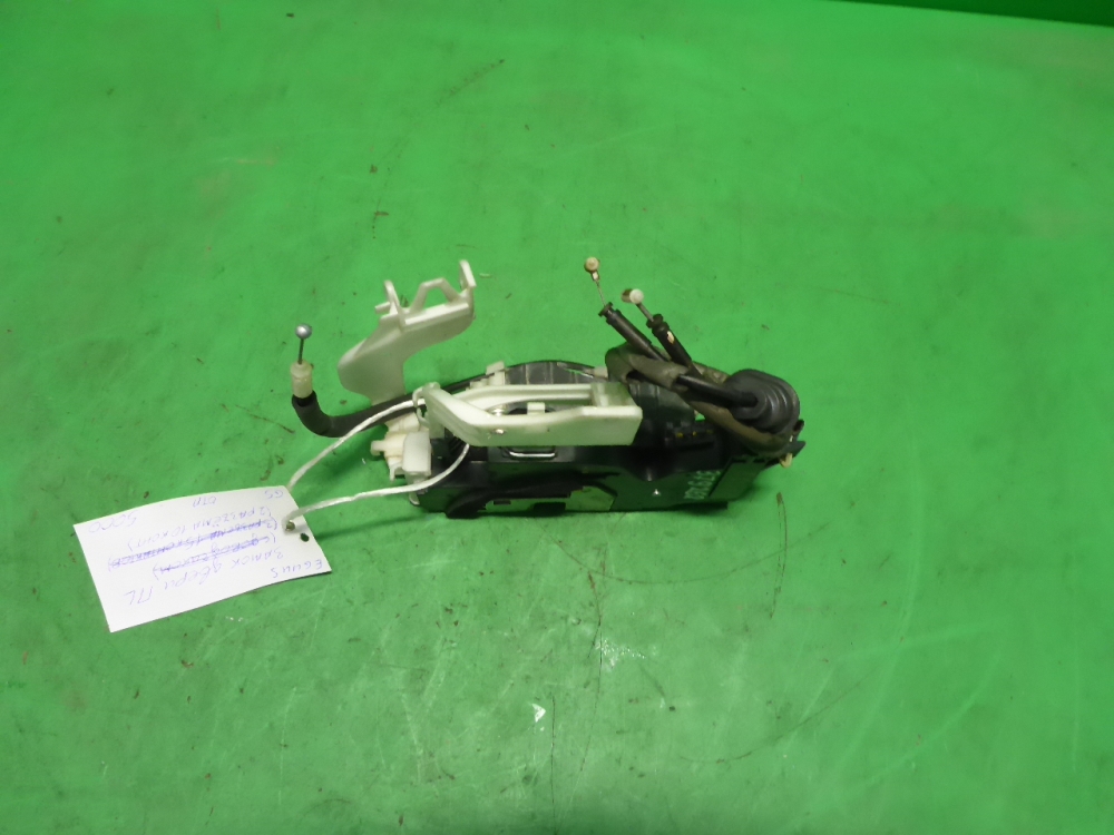 Замок двери передней левой