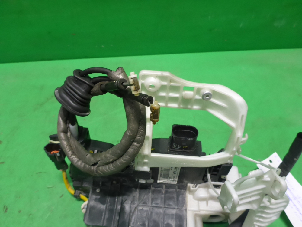 Замок двери передней левой