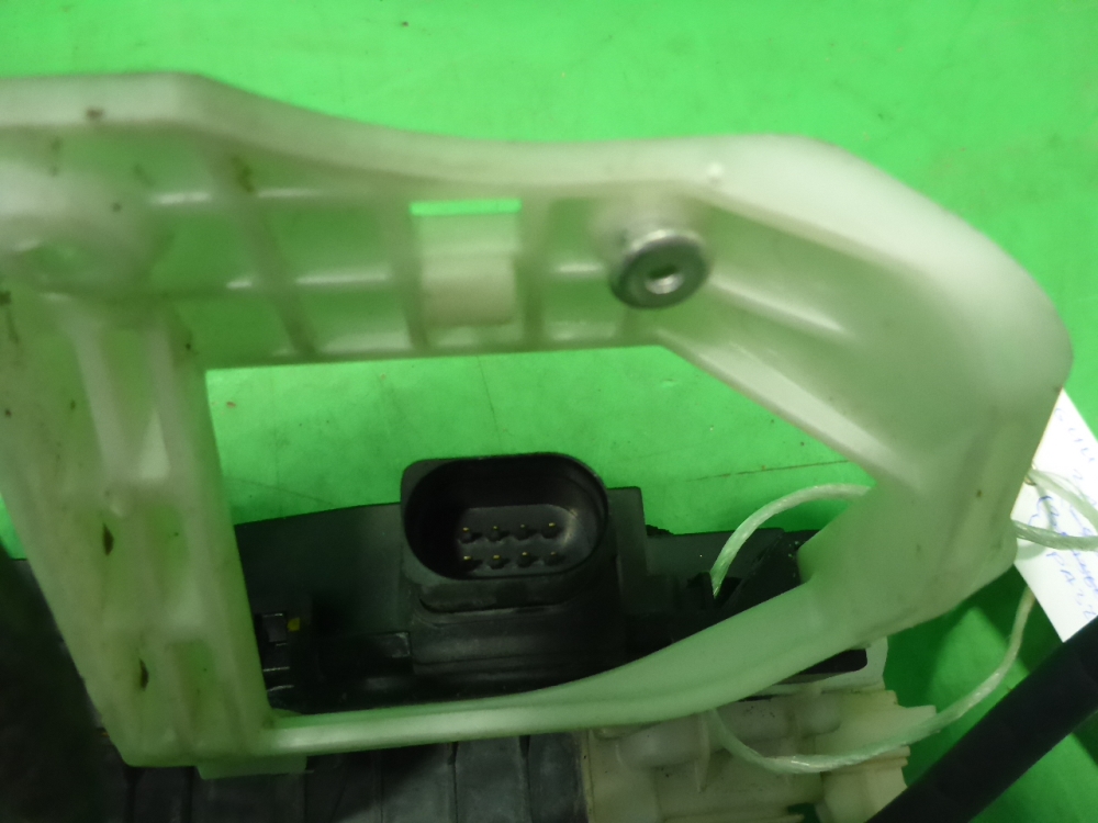 Замок двери передней левой