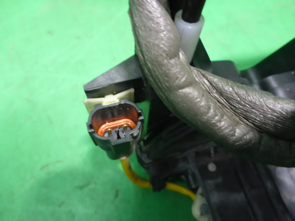 Замок двери передней левой