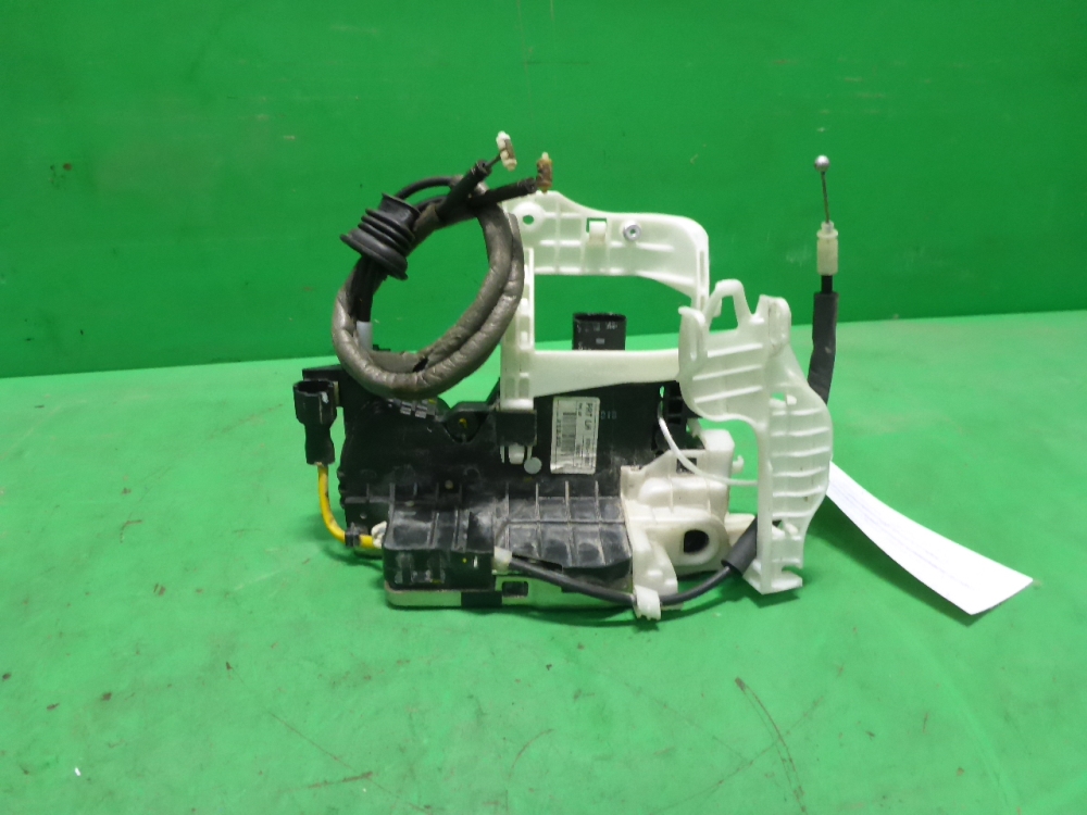 Замок двери передней левой