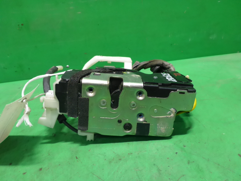 Замок двери передней левой