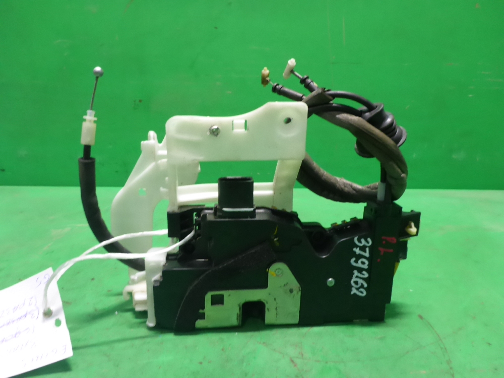 Замок двери передней левой